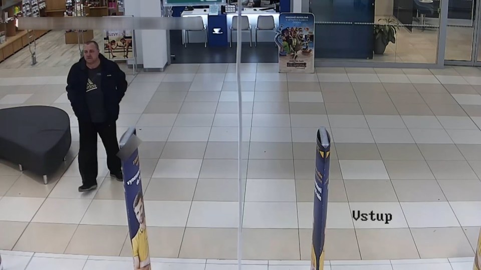 Muž se v inkriminované době pohyboval u regálu